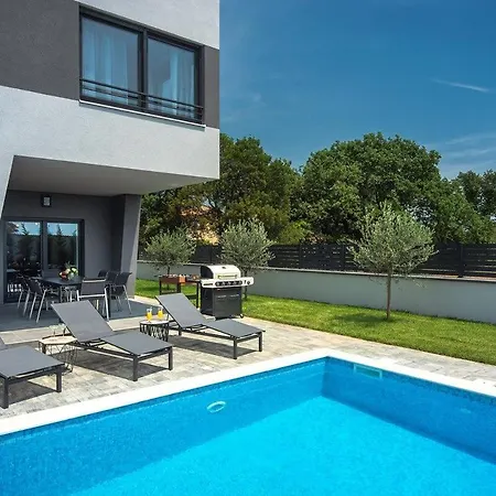 Holiday home Tika Pula